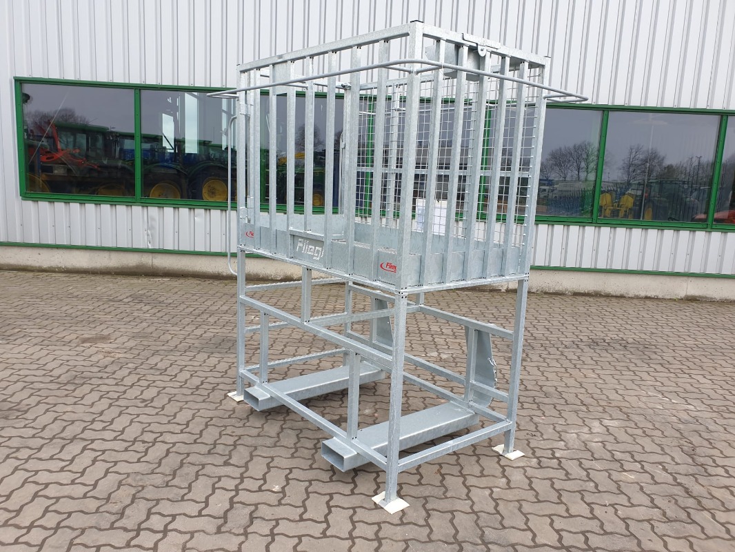 Fliegl Arbeitsbühne ''hoch'', Sittensen, Hamburger Straße 6 Sittensen